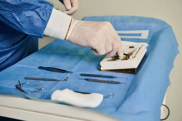 Uma pessoa deitada em uma cama de hospital cercada por equipamentos cirúrgicos. — Fotografia de Stock