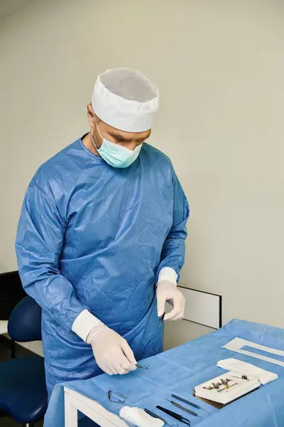 Ein Chirurg im Kittel bedient eine Maschine in einem medizinischen Umfeld. — Stockfoto