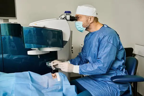 Ein Chirurg in Kittel und Maske bedient eine Maschine. — Stockfoto