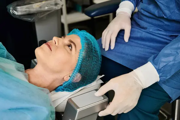 Uma mulher ostentando um boné azul em um ambiente hospitalar. — Fotografia de Stock