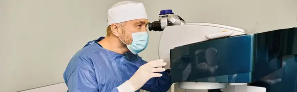 Um homem de esfoliação e uma máscara facial a operar uma máquina. — Fotografia de Stock