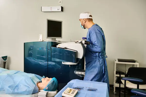 Una persona en una cama de hospital conectada a un monitor que muestra signos vitales. - foto de stock