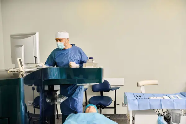 Chirurgien en gommage opérant une machine de précision en milieu médical. — Photo de stock