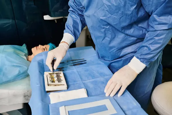 Mulher de vestido hospitalar realizando cirurgia em um ambiente clínico. — Fotografia de Stock