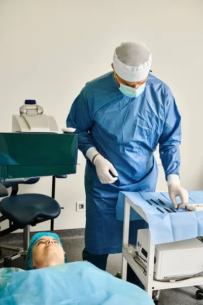 Uma pessoa em um vestido de hospital operando uma máquina para correção de visão a laser. — Fotografia de Stock