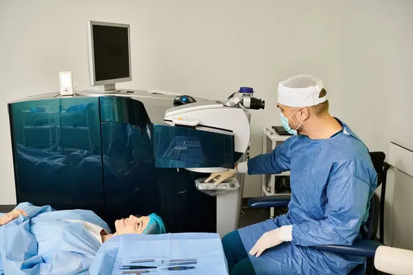 Eine Person im Operationsmantel, die eine Maschine zur Laser-Sehkorrektur bedient. — Stockfoto