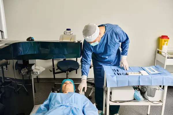 Un uomo in camice ospedaliero riposa in un letto d'ospedale. — Foto stock