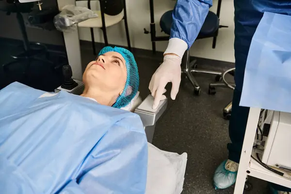 Uma pessoa em uma cama de hospital usando uma máscara cirúrgica. — Fotografia de Stock