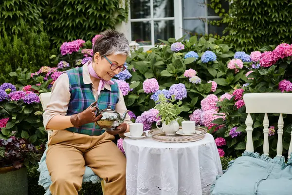 Boa aparência alegre mulher madura bebendo chá quente no café da manhã no jardim de sua casa na Inglaterra — Fotografia de Stock