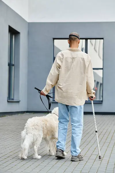 Ein afroamerikanischer Mann geht anmutig mit seinem Labrador-Hund spazieren und zeigt Vielfalt und Inklusion. — Stockfoto