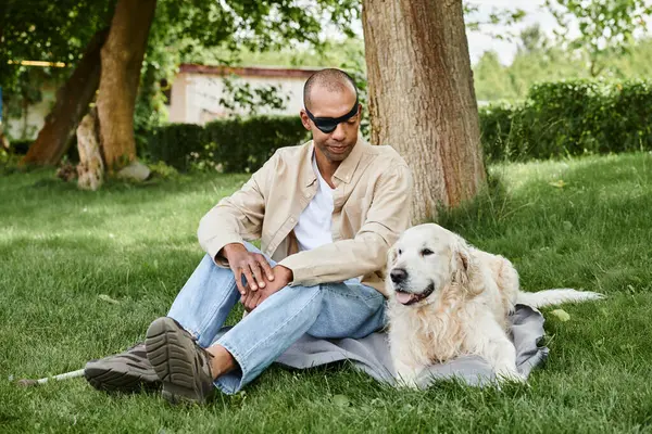 A disabled African American man sits peacefully in the grass with his loyal Labrador, embracing a moment of tranquility and connection. — Stock Photo
