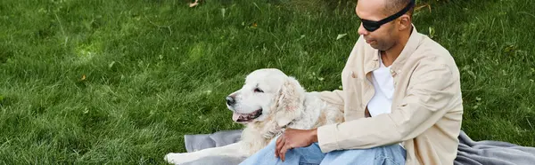 Ein Afroamerikaner mit Myasthenia-Gravis-Syndrom sitzt mit seinem treuen Labrador-Hund auf einer Decke und verkörpert Vielfalt und Inklusion. — Stockfoto