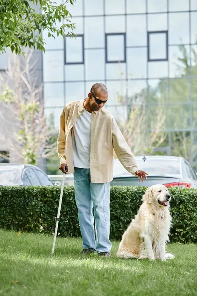 Uomo afroamericano con miastenia gravis che cammina il suo Labrador con la canna, mostrando diversità e inclusione. — Foto stock