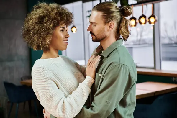 Afroamerikaner und Afroamerikaner stehen Seite an Seite, blicken aus einem Café-Fenster und schaffen eine romantische Silhouette. — Stockfoto