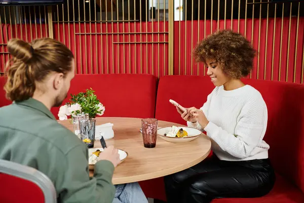 Couple of diverse backgrounds engage in deep conversation at a cozy cafe table, surrounded by a peaceful ambiance. — Stock Photo