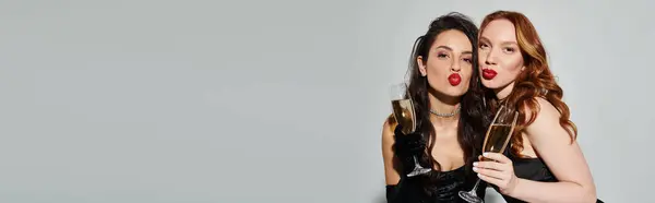 Elegante coppia lesbica innamorata, in piedi insieme in abiti eleganti. — Foto stock