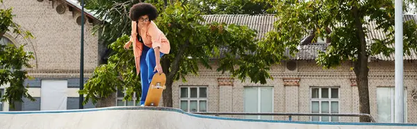 Молодой человек энергично ездит на скейтборде по рампе скейт-парка, демонстрируя свои навыки и решимость. — стоковое фото