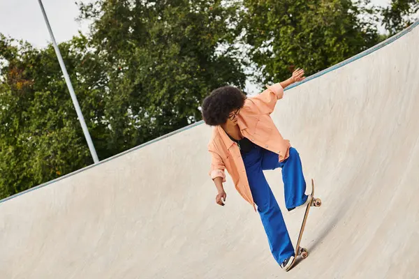 Сміливий чоловік їде на скейтборді в бік пандуса в вражаючому відображенні навичок і мужності в ковзанярському парку. — стокове фото