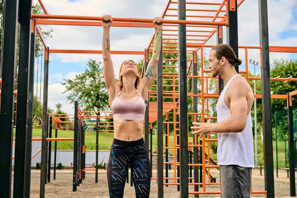 Un homme et une femme, en vêtements de sport, se tiennent devant une salle de gym, exsudant détermination et motivation, entraîneur personnel. — Photo de stock