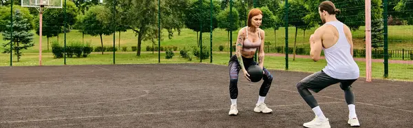 Um homem e uma mulher em sportswear exercitam-se intensamente ao ar livre, mostrando determinação e motivação. — Fotografia de Stock