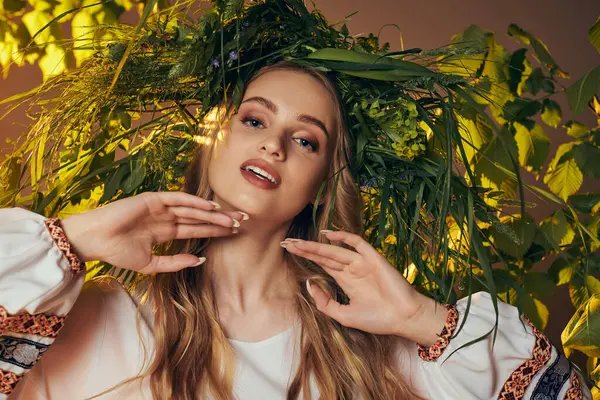 Une jeune mavka ornée d'une couronne de feuilles dans un décor de studio, dégageant une aura de fée et de fantaisie. — Photo de stock