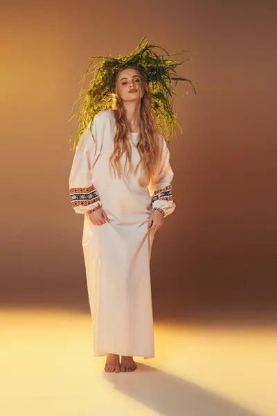 Eine junge Frau mit langen Haaren, gekleidet in ein wunderschönes weißes Kleid, verkörpert die Essenz einer magischen Mavka in einem Studio-Setting. — Stockfoto