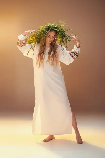 Eine junge Frau in einem weißen Kleid, geschmückt mit einem Kranz auf dem Kopf, verströmt eine Aura der Verzauberung in einem Märchen- und Fantasiestudio. — Stockfoto