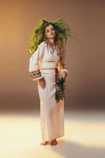 Um jovem mavka em um vestido branco é adornado com uma coroa de flores, incorporando uma presença de fadas em um estúdio de fantasia. — Fotografia de Stock