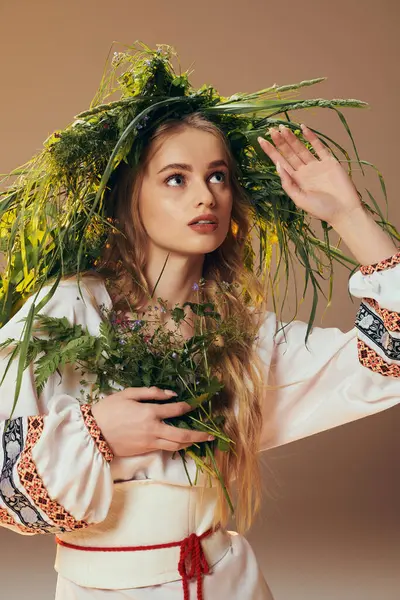 Uma jovem mulher em uma roupa tradicional adornada com uma grinalda ornamentada, em um cenário de fadas e fantasia. — Fotografia de Stock