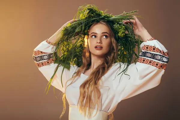 Молодая женщина, украшенная традиционным белым платьем и длинными волосами, текущими в волшебной манере в обстановке фантастической студии. — стоковое фото
