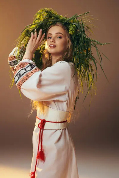 Une jeune mavka dans une tenue traditionnelle ornée d'une couronne ornée, exsudant des vibrations de fées et de fantaisie dans un décor de studio. — Photo de stock