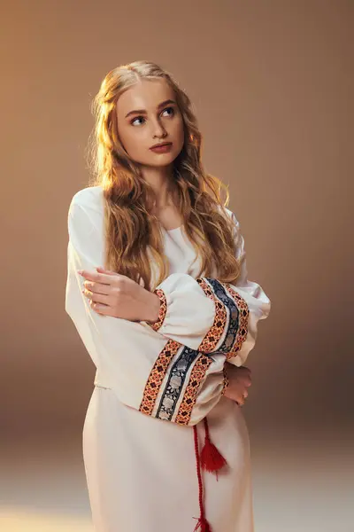 Um jovem mavka, vestido com um vestido branco ornamentado, encarna a essência da fada e da fantasia em um estúdio. — Fotografia de Stock