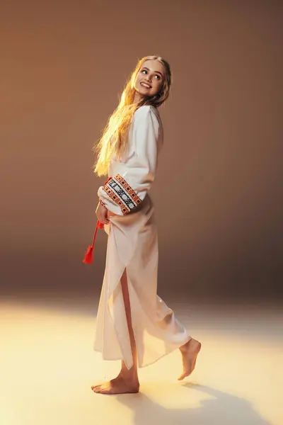 Mavka jovem em um vestido branco bate uma pose em um cenário de estúdio, incorporando elementos de fadas e fantasia. — Fotografia de Stock