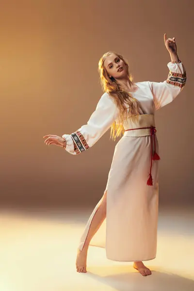 Eine junge Mavka in traditionellem weißen Outfit tanzt anmutig in einer Märchen- und Fantasiekulisse. — Stockfoto