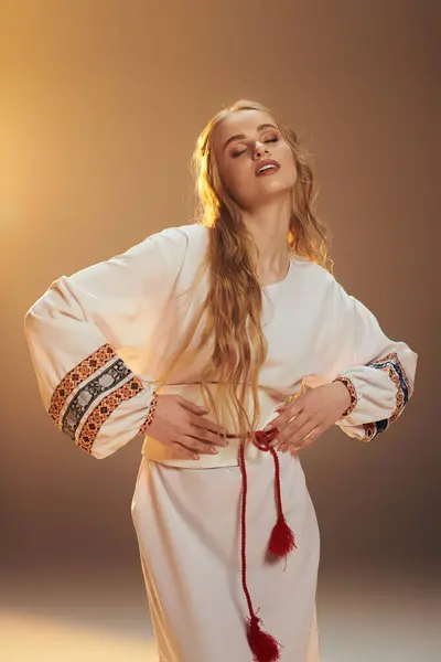 Um jovem mavka graciosamente posa em um vestido branco, incorporando a essência da fada e fantasia ornamentada em um estúdio. — Fotografia de Stock