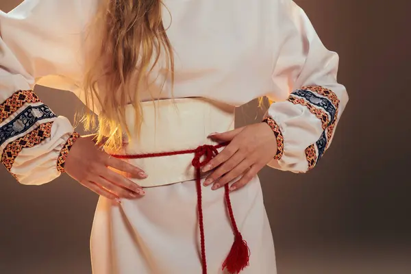 Uma jovem mulher em um vestido branco tradicional com cabelos longos, exalando uma presença etérea e de fadas em um ambiente de estúdio. — Fotografia de Stock