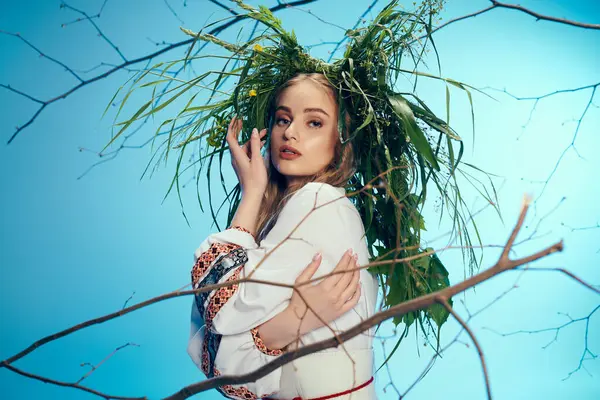 Eine junge Frau in traditionellem Outfit steht unter einem Baum in einem Märchen- und Fantasiestudio. — Stockfoto