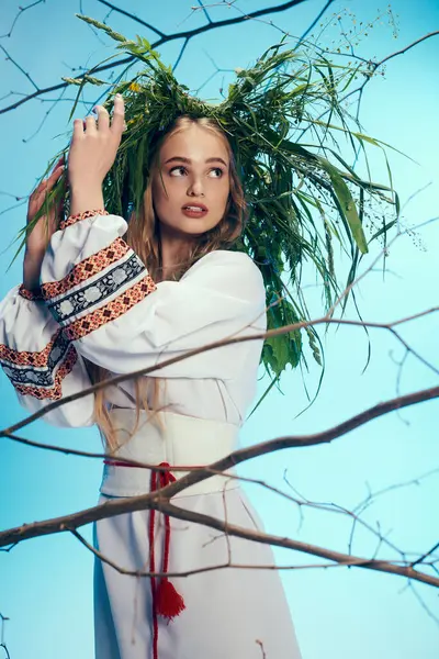 Eine junge Mavka in traditioneller Kleidung steht vor einem majestätischen Baum und trägt einen Kranz auf dem Kopf. — Stockfoto