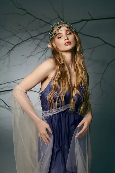 Uma jovem mulher de vestido azul ergue-se elegantemente com um véu na cabeça, exalando um sentido de fantasia e encantamento. — Fotografia de Stock