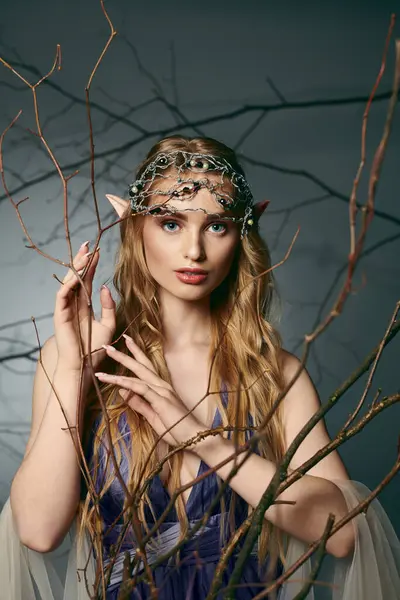 Eine junge Frau in einem blauen Kleid mit Krone, die das Wesen einer Märchenprinzessin in einer Fantasiewelt verkörpert. — Stockfoto