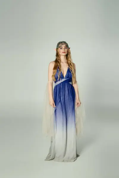 Uma jovem mulher exala um charme de fada em um vestido azul e branco, incorporando a essência de uma princesa duende em um estúdio. — Fotografia de Stock