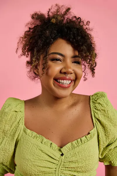 Stylish African American woman smiling, wearing a yellow top, exuding happiness. — Stock Photo
