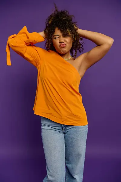 Stilvolle Afroamerikanerin posiert in lebendiger Kleidung vor farbenfroher Kulisse. — Stockfoto