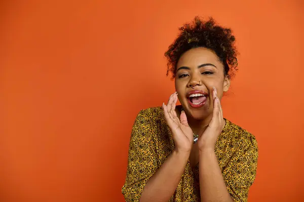 Una hermosa mujer afroamericana con un atuendo elegante, con una expresión sorprendida en su cara. - foto de stock