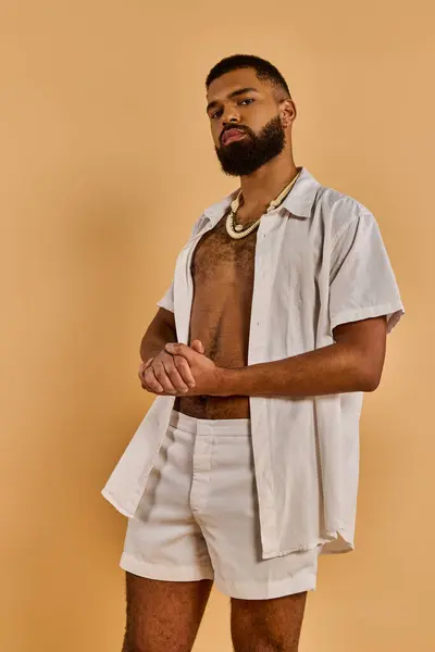 Un homme avec une barbe pleine foulant en toute confiance en short blanc. — Photo de stock