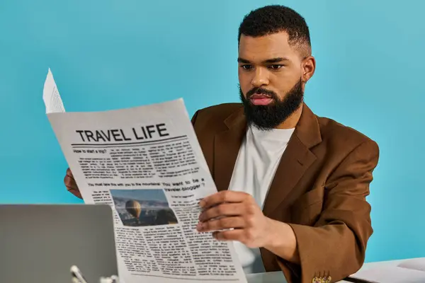 Un hombre sofisticado está sentado en un escritorio, absorto en un periódico, absorbiendo las últimas noticias y eventos del día. - foto de stock