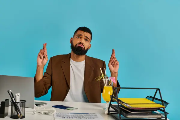 Um homem está sentado em uma mesa, absorvido em seu trabalho, com um laptop aberto na frente dele, iluminado pelo brilho suave da tela. — Fotografia de Stock