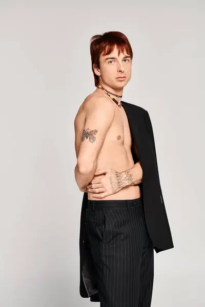 Stylish young man confidently poses in a tailored suit and tie, exuding a blend of sophistication and casual appeal. — Stock Photo