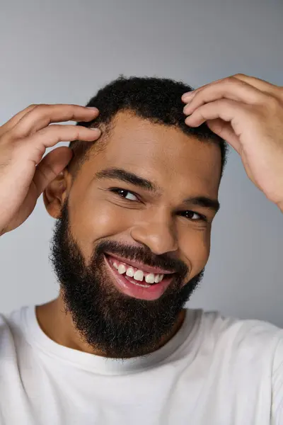 Afroamerikaner stilvoll Mann mit Bart kümmert sich um seine Haare. — Stockfoto
