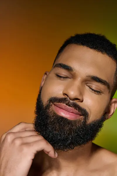 Primer plano de un joven guapo que cuida su vello facial. - foto de stock